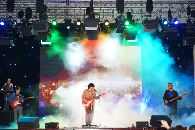 Đắm chìm trong những bản nhạc Indie của Ngọt trên sân khấu Học viện Báo chí & Tuyên truyền - ảnh 1