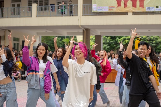 Thầy và trò trường THPT Chuyên Sư Phạm “cháy” hết mình trong sự kiện Flashmob Day - ảnh 3