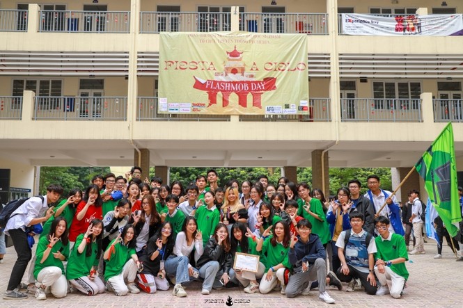 Thầy và trò trường THPT Chuyên Sư Phạm “cháy” hết mình trong sự kiện Flashmob Day - ảnh 4