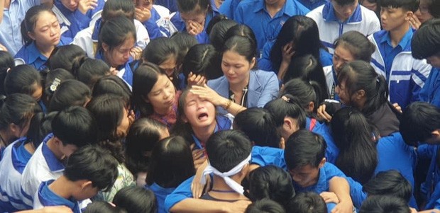 Hàng trăm thầy cô, học sinh của trường THPT ở Nghệ An ôm nhau khóc nức nở giữa sân trường - ảnh 5