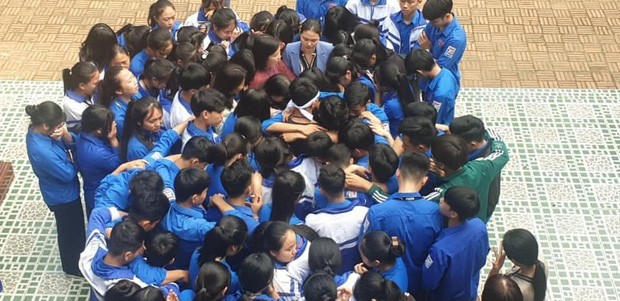 Hàng trăm thầy cô, học sinh của trường THPT ở Nghệ An ôm nhau khóc nức nở giữa sân trường - ảnh 2