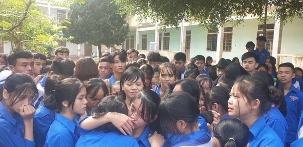 Hàng trăm thầy cô, học sinh của trường THPT ở Nghệ An ôm nhau khóc nức nở giữa sân trường - ảnh 4