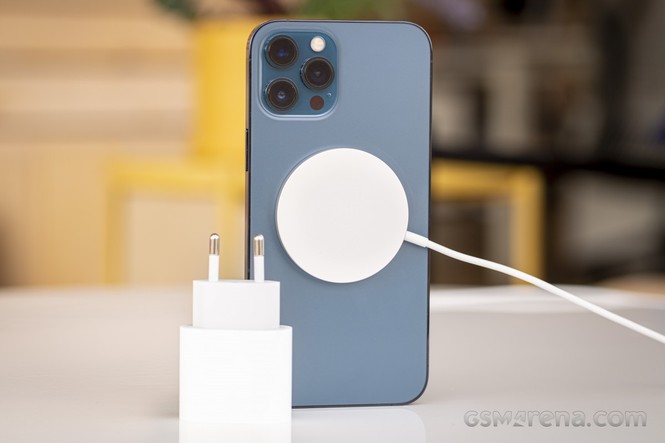 Apple có thể phải trang bị củ sạc cho iPhone 12, lý do bảo vệ môi trường chưa thuyết phục? - ảnh 2