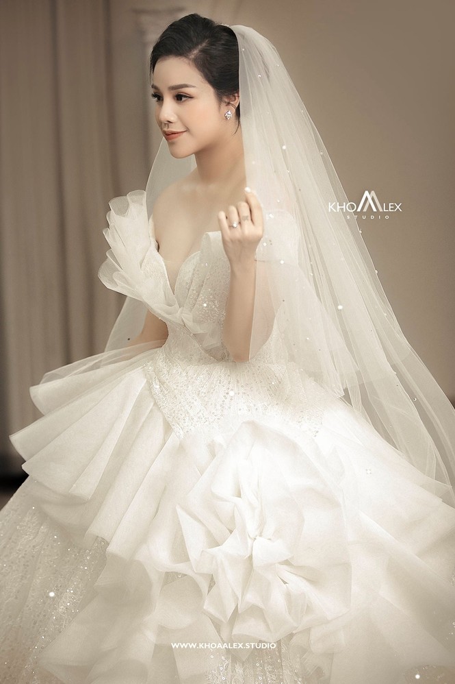 Ảnh cưới của Bùi Tiến Dũng - Khánh Linh: Bộ váy cô dâu khiến dân mạng choáng ngợp! - ảnh 5