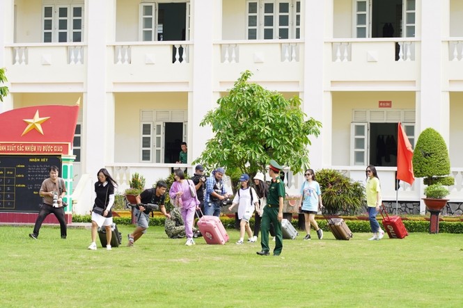 Sao Nhập Ngũ 2020: Hot YouTuber Hậu Hoàng nhút nhát, sợ sệt, trong ngày đầu