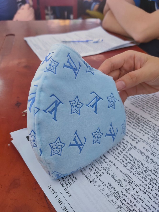 Chỉ cần nhìn hoạ tiết in trên khẩu trang, dân tình phát hiện ra ngay là