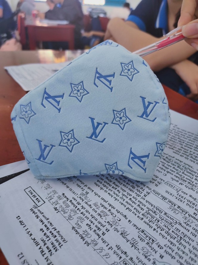 Chỉ cần nhìn hoạ tiết in trên khẩu trang, dân tình phát hiện ra ngay là