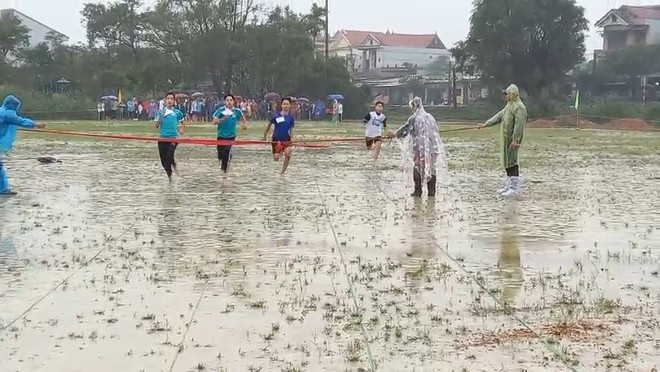 Huế: Hàng trăm học sinh thi Hội Khoẻ Phù Đổng dưới trời mưa rét khiến phụ huynh bức xúc - ảnh 2