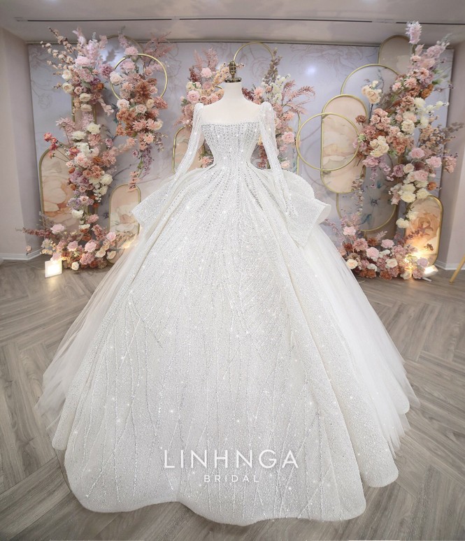 Khánh Linh diện váy cưới làm từ 30K viên đá Swarovski do chính Bùi Tiến Dũng lên ý tưởng - ảnh 4