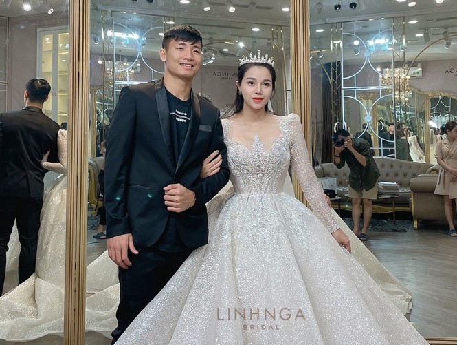 Khánh Linh diện váy cưới làm từ 30K viên đá Swarovski do chính Bùi Tiến Dũng lên ý tưởng - ảnh 2