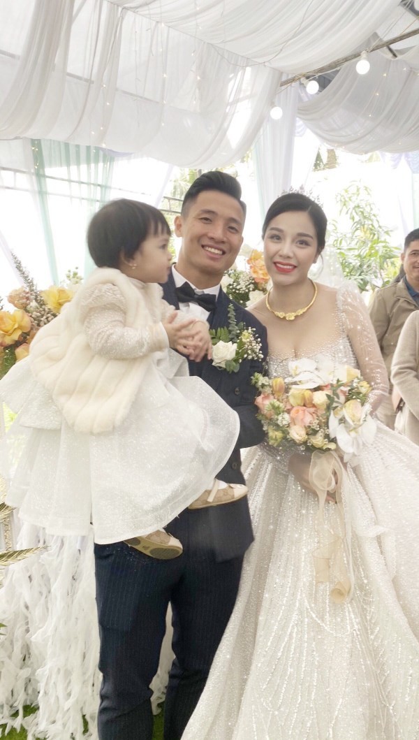 Khánh Linh diện váy cưới làm từ 30K viên đá Swarovski do chính Bùi Tiến Dũng lên ý tưởng - ảnh 1