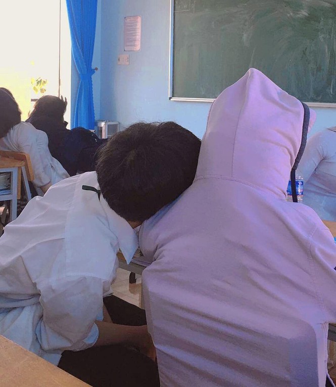 Bạn cùng bàn nghỉ học thì làm gì để đỡ trống trải: Dựng ngay hình nộm chứ làm gì! - ảnh 3