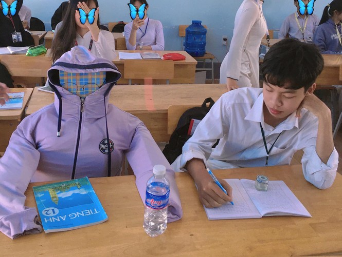 Bạn cùng bàn nghỉ học thì làm gì để đỡ trống trải: Dựng ngay hình nộm chứ làm gì! - ảnh 1