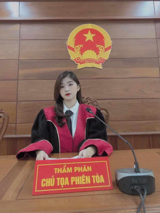 Nữ thẩm phán tương lai sở hữu nhan sắc