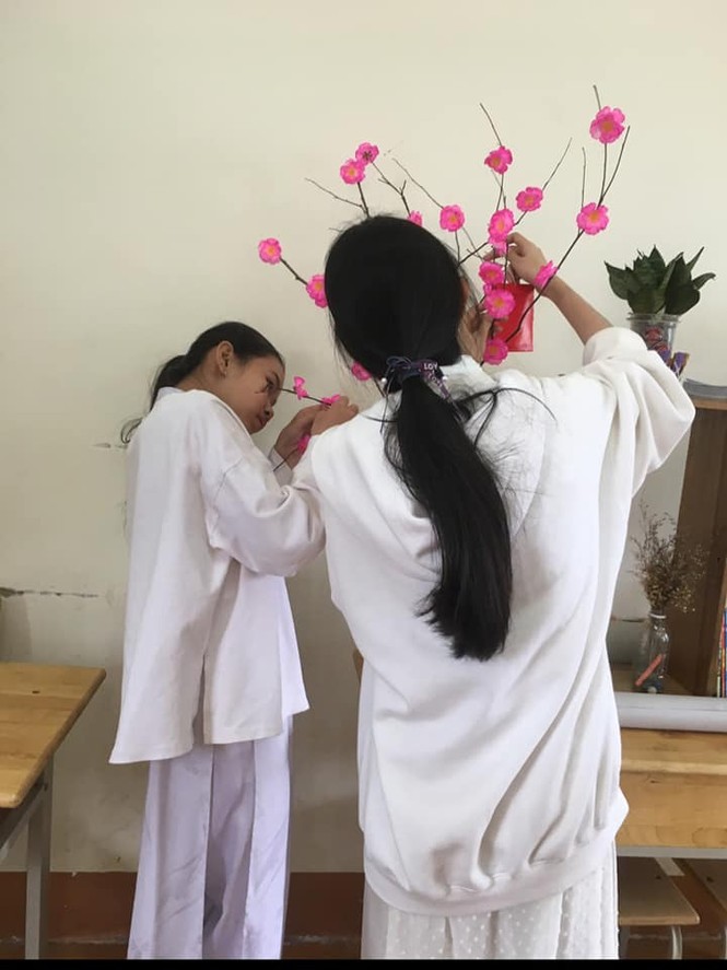 Các bạn học sinh trang trí lớp học đón Tết: Thoả sức sáng tạo và khoe độ khéo tay! - ảnh 1