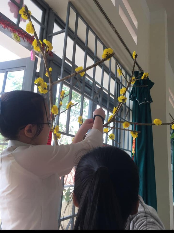 Các bạn học sinh trang trí lớp học đón Tết: Thoả sức sáng tạo và khoe độ khéo tay! - ảnh 2
