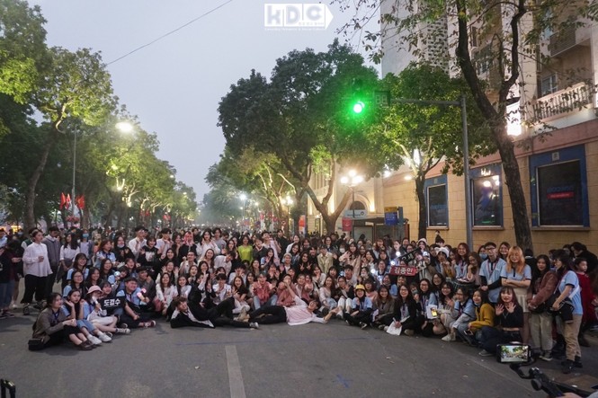 Hà Nội: Fan KPop cover SNSD, BLACKPINK mừng năm mới tưng bừng phố đi bộ Hồ Gươm - ảnh 1