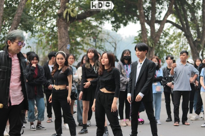 Hà Nội: Fan KPop cover SNSD, BLACKPINK mừng năm mới tưng bừng phố đi bộ Hồ Gươm - ảnh 4