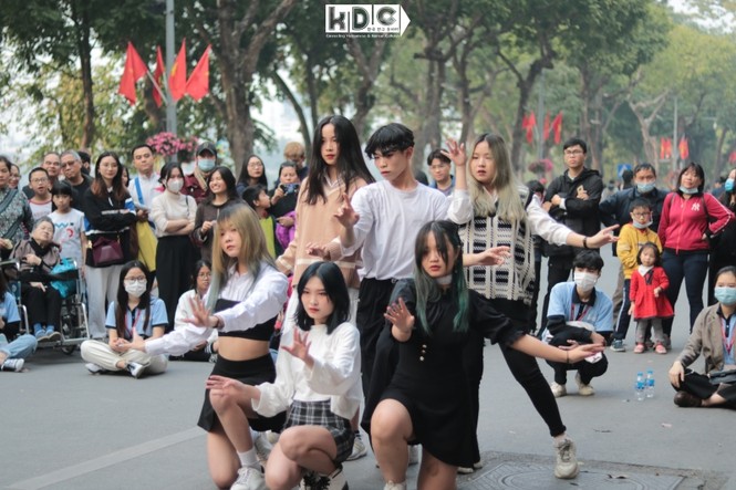 Hà Nội: Fan KPop cover SNSD, BLACKPINK mừng năm mới tưng bừng phố đi bộ Hồ Gươm - ảnh 5