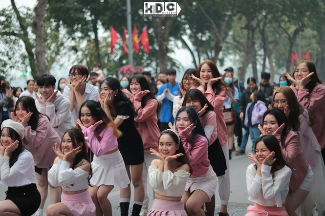 Hà Nội: Fan KPop cover SNSD, BLACKPINK mừng năm mới tưng bừng phố đi bộ Hồ Gươm - ảnh 7