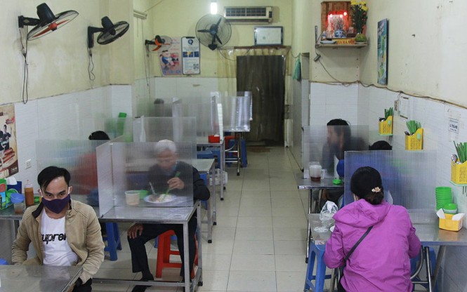 Nhà hàng, quán ăn phục vụ trong nhà ở Hà Nội vẫn được hoạt động nếu đảm bảo giãn cách - ảnh 1