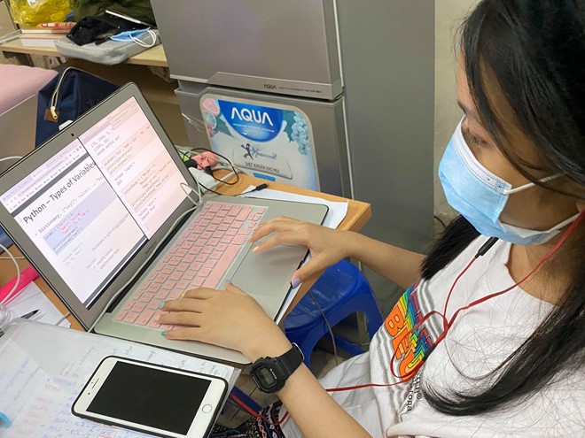 Hàng loạt trường ĐH tại TP.HCM thông báo cho sinh viên chuyển sang hình thức học online - ảnh 1