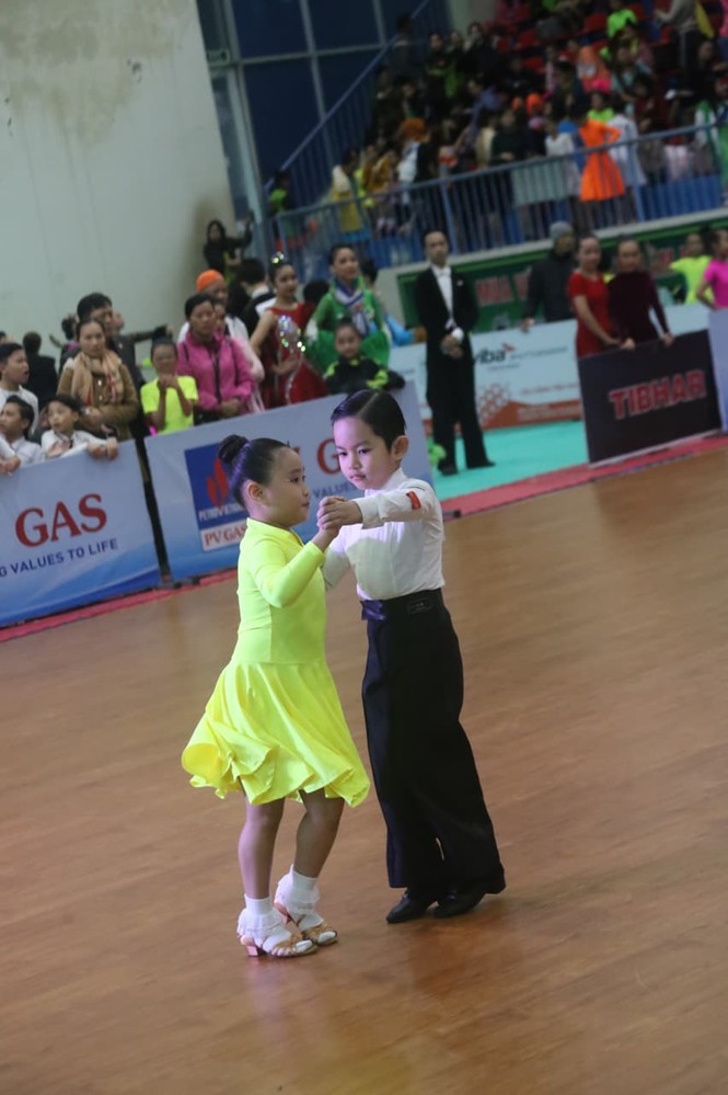 Kubi, con trai KhánhThi- Phan Hiển gây sốt ở giải vô địch khiêu vũ thể thao quốc gia - ảnh 6