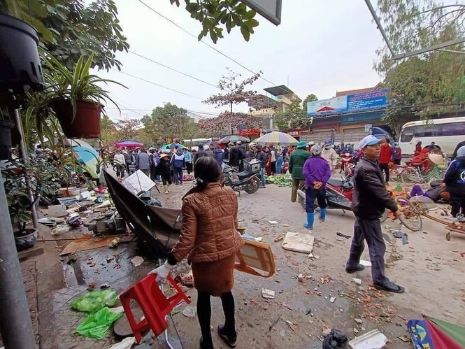 Hải Phòng: Xe ô tô “điên” lao vào chợ cóc, 10 người bị thương nặng - ảnh 1