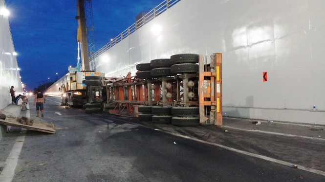 Kinh hãi cảnh xe container lật nhào trong hầm chui ở Sài Gòn - ảnh 1