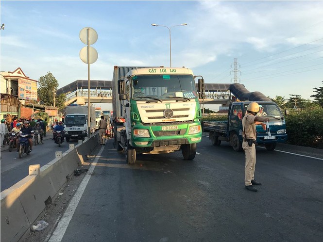 Chạy vào làn ô tô, người đàn ông chết thảm dưới bánh xe container - ảnh 1