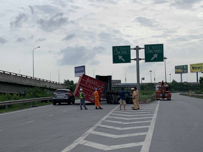 Kinh hoàng thùng container rơi xuống đè đầu ô tô đang chạy - ảnh 2
