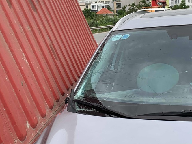 Kinh hoàng thùng container rơi xuống đè đầu ô tô đang chạy - ảnh 1