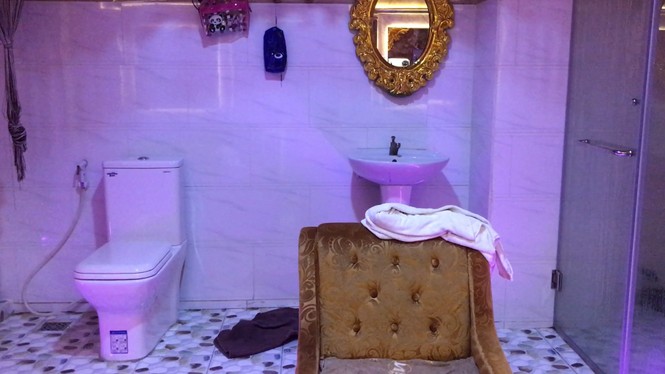 Bắt quả tang nữ nhân viên massage kích dục cho khách với giá 13 triệu đồng - ảnh 1