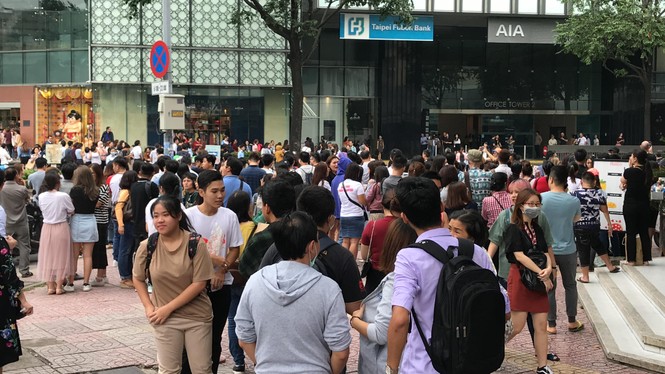 Khói bốc nghi ngút từ tòa nhà Saigon Centre, hàng trăm người tháo chạy - ảnh 1