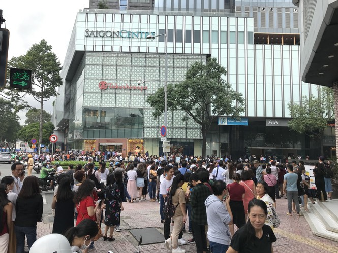 Khói bốc nghi ngút từ tòa nhà Saigon Centre, hàng trăm người tháo chạy - ảnh 2