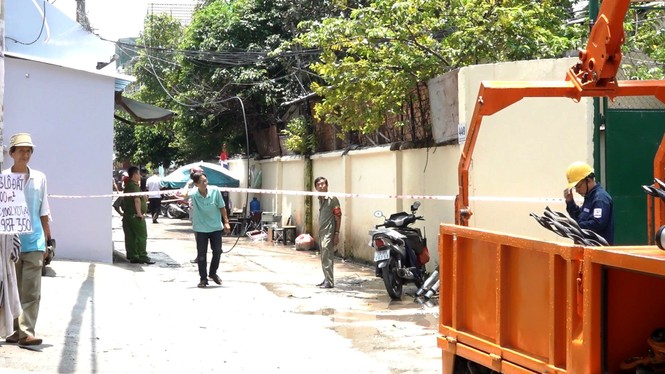 Điện lực TPHCM nói gì vụ dây điện rơi xuống quán cà phê giật chết người? - ảnh 1