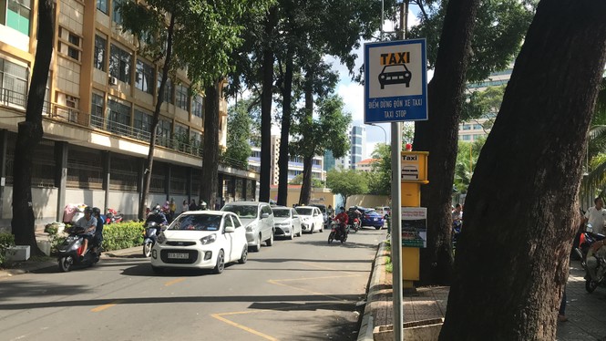 Cận cảnh những điểm đón taxi hoang phế ở Sài Gòn - ảnh 2