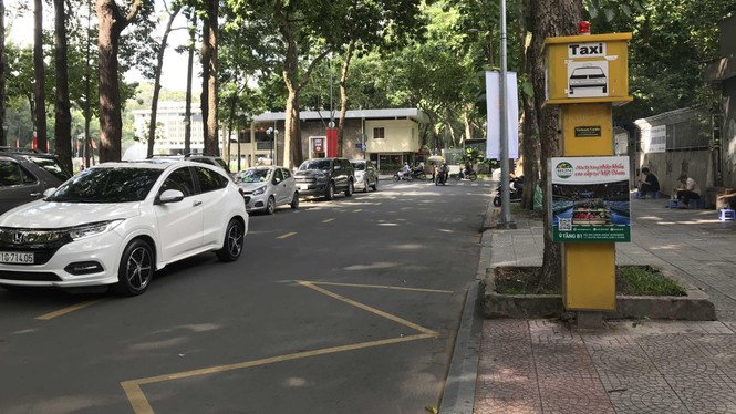 Cận cảnh những điểm đón taxi hoang phế ở Sài Gòn - ảnh 4