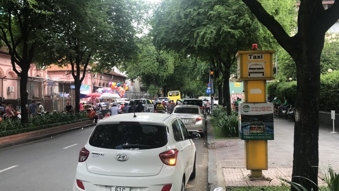 Cận cảnh những điểm đón taxi hoang phế ở Sài Gòn - ảnh 3
