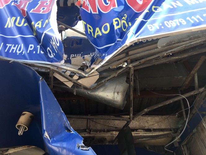 Kinh hãi ‘hung thần’ container lao vào nhà dân ở Sài Gòn lúc rạng sáng - ảnh 3