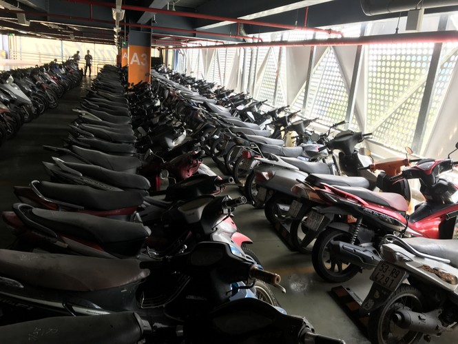 Hàng trăm xe máy 'nằm vạ' nhiều năm ở sân bay Tân Sơn Nhất - ảnh 1