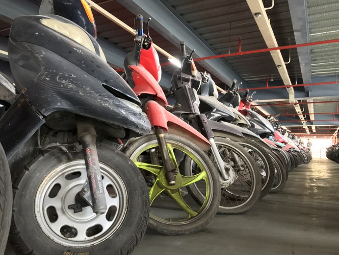 Hàng trăm xe máy 'nằm vạ' nhiều năm ở sân bay Tân Sơn Nhất - ảnh 11