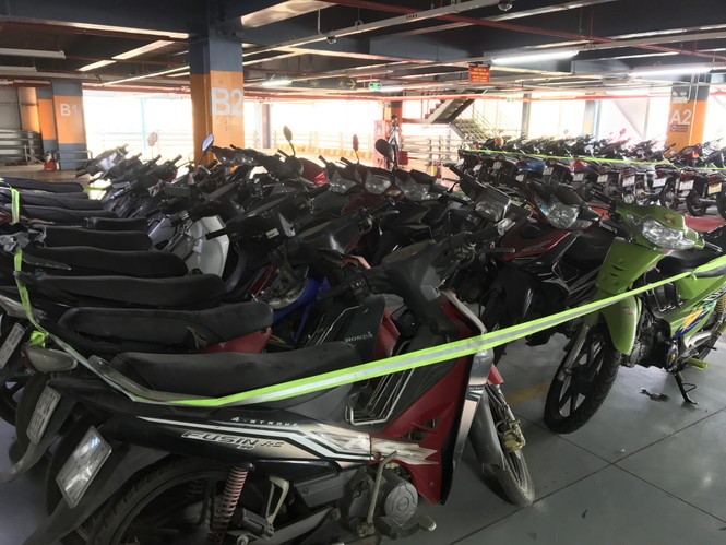Hàng trăm xe máy 'nằm vạ' nhiều năm ở sân bay Tân Sơn Nhất - ảnh 9