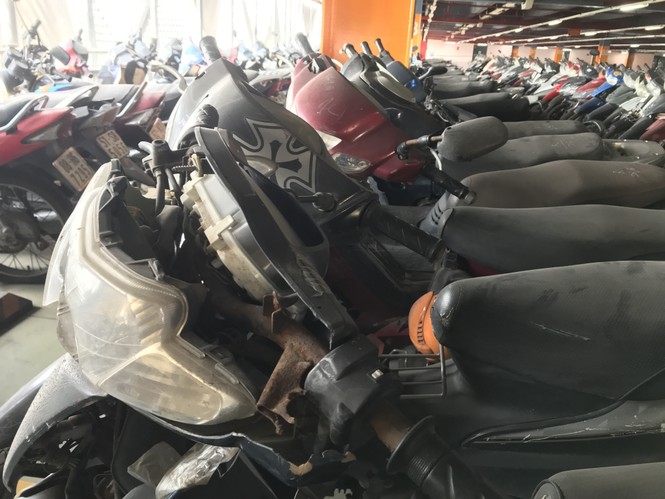 Hàng trăm xe máy 'nằm vạ' nhiều năm ở sân bay Tân Sơn Nhất - ảnh 6