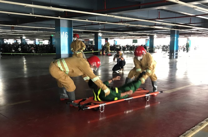 Diễn tập chữa cháy điểm “nóng” ở sân bay Tân Sơn Nhất - ảnh 2