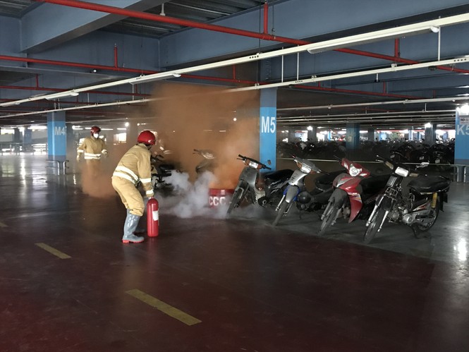 Diễn tập chữa cháy điểm “nóng” ở sân bay Tân Sơn Nhất - ảnh 1