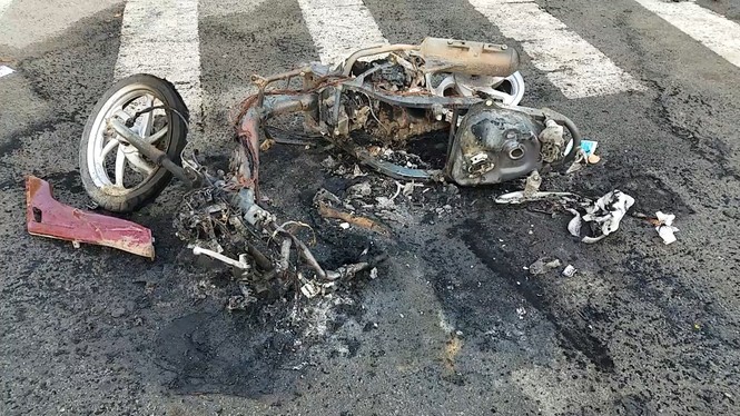 Hỗn chiến kinh hoàng ở Sài Gòn, giang hồ đốt rụi cả 2 xe máy của người đi đường - ảnh 1