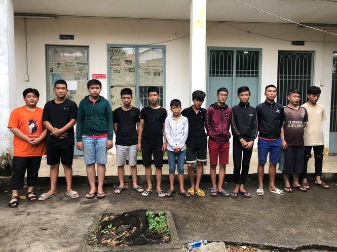 Hàng chục giang hồ nhí ‘huyết chiến’ bằng kiếm, mã tấu và bom xăng ở Sài Gòn - ảnh 1