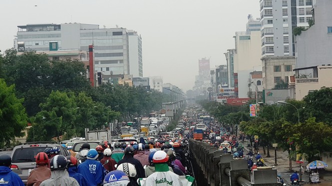 Cửa ngõ sân bay Tân Sơn Nhất hỗn loạn đầu tuần - ảnh 1