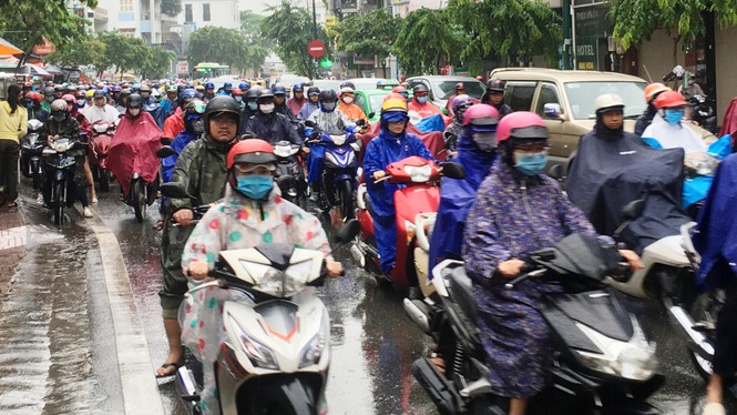 Cửa ngõ sân bay Tân Sơn Nhất hỗn loạn đầu tuần - ảnh 2